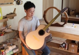 京丹波町「Ｎｉｓｈｉｈａｒａ　Ｇｕｉｔａｒｓ」西原様 「木の薫り、木の素材感にとにかくこだわりました」