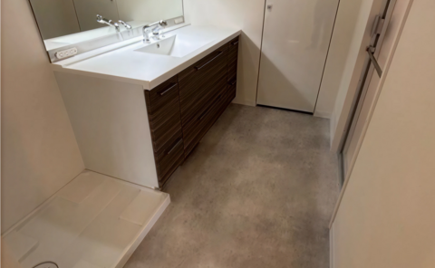 洗面室の床を、水に強いシートへリフォーム 