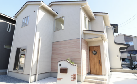 明るい白にワンポイントの可愛さがある外壁へ 