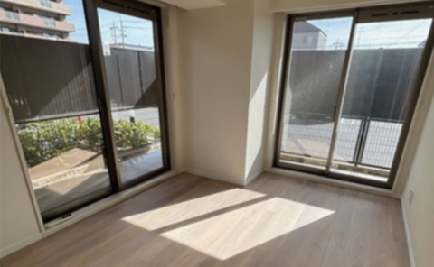 明るいフローリングで高級感のある雰囲気に、床リフォーム 