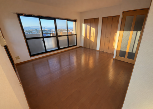 マンション用直貼りフロアを使用した、マンションの床張り替え工事。